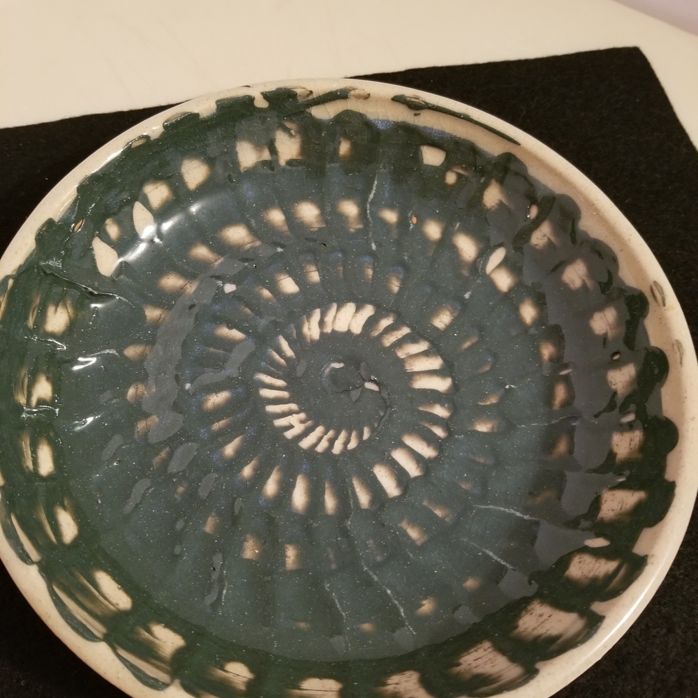 Handcrafted Ceramic Bowl with Green and Cream Design - Picture 3 of 3